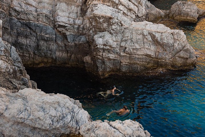 Bootstour in kleiner Gruppe zur Erkundung der Blauen Höhle und des Šunj Strandes bei Dubrovnik, mit Schwimmen und Schnorcheln, Foto 17 | wizardtrip