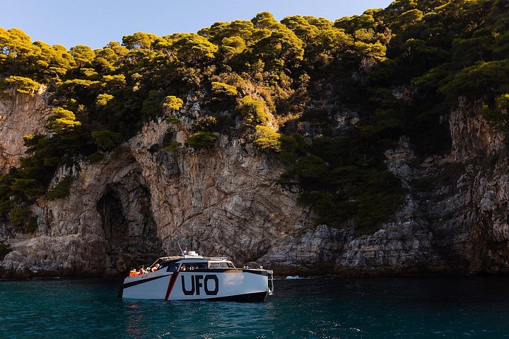 Bootstour in kleiner Gruppe zur Erkundung der Blauen Höhle und des Šunj Strandes bei Dubrovnik, mit Schwimmen und Schnorcheln, Foto 18 | wizardtrip
