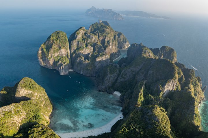 Croisière d'île en île de Phuket aux îles Phi Phi avec visite de Maya Bay | wizardtrip