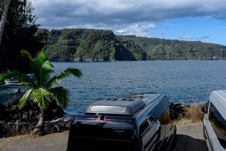 Malerische Road to Hana Tour auf Maui mit Wasserfällen, schwarzem Sandstrand und üppigem Regenwald, Foto 15 | wizardtrip