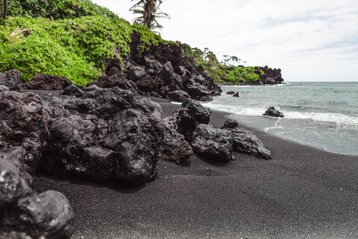 Malerische Road to Hana Tour auf Maui mit Wasserfällen, schwarzem Sandstrand und üppigem Regenwald, Foto 19 | wizardtrip