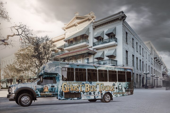 Figures fantomatiques et bâtiments historiques présentés lors du San Antonio Haunted Ghost Bus Tour, photo 6 | wizardtrip