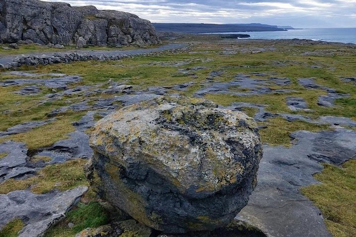 Tagestour zu den Cliffs of Moher und dem Burren von Galway, Irland, mit dramatischer Küstenlandschaft, Foto 13 | wizardtrip