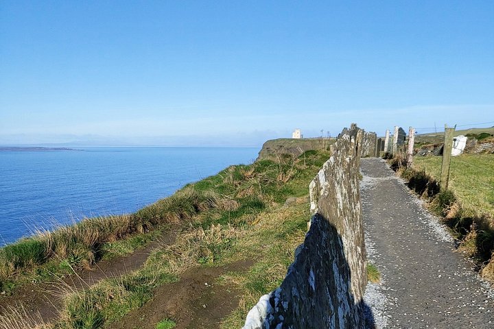 Tagestour zu den Cliffs of Moher und dem Burren von Galway, Irland, mit dramatischer Küstenlandschaft, Foto 14 | wizardtrip