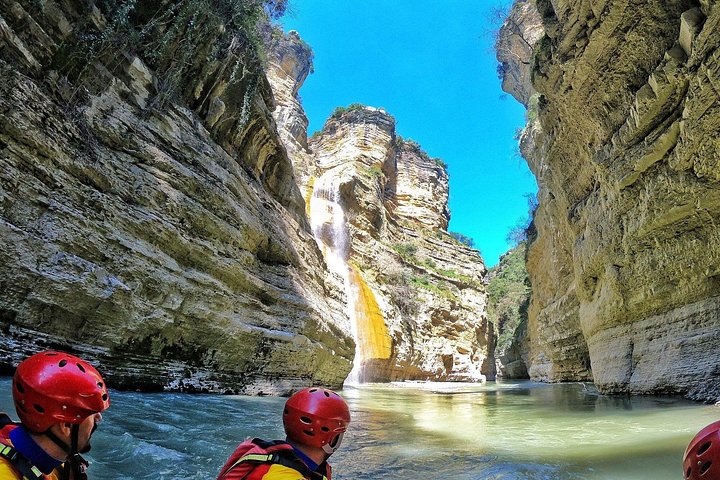 Avventura di rafting e river tubing negli scenografici canyon di Osumi, Albania, foto 19 | wizardtrip