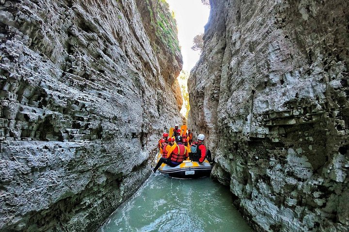 Avventura di rafting e river tubing negli scenografici canyon di Osumi, Albania, foto 20 | wizardtrip
