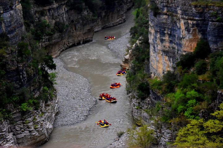 Avventura di rafting e river tubing negli scenografici canyon di Osumi, Albania, foto 21 | wizardtrip