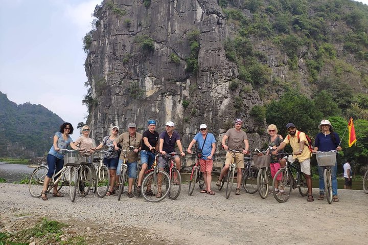 Balade pittoresque en bateau à travers des paysages karstiques et des rizières à Ninh Binh, Vietnam, photo 11 | wizardtrip