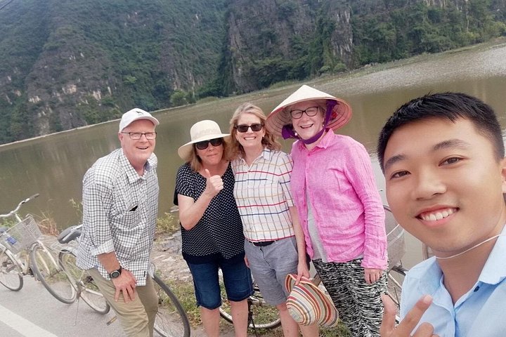 Balade pittoresque en bateau à travers des paysages karstiques et des rizières à Ninh Binh, Vietnam, photo 12 | wizardtrip