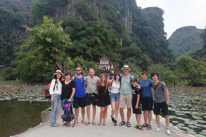 Balade pittoresque en bateau à travers des paysages karstiques et des rizières à Ninh Binh, Vietnam, photo 13 | wizardtrip