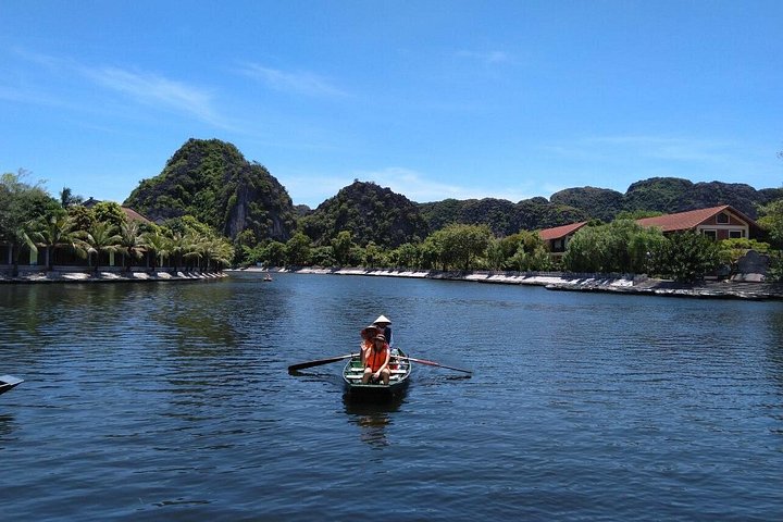 Balade pittoresque en bateau à travers des paysages karstiques et des rizières à Ninh Binh, Vietnam, photo 14 | wizardtrip