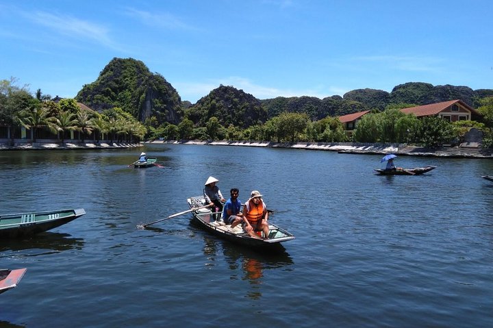 Balade pittoresque en bateau à travers des paysages karstiques et des rizières à Ninh Binh, Vietnam, photo 16 | wizardtrip
