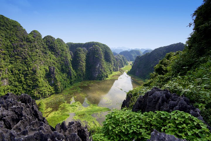 Balade pittoresque en bateau à travers des paysages karstiques et des rizières à Ninh Binh, Vietnam, photo 24 | wizardtrip