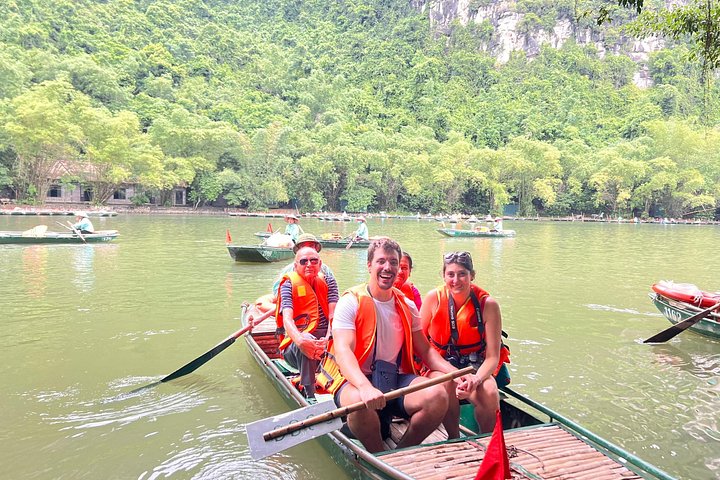 Balade pittoresque en bateau à travers des paysages karstiques et des rizières à Ninh Binh, Vietnam, photo 27 | wizardtrip