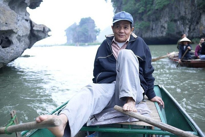 Balade pittoresque en bateau à travers des paysages karstiques et des rizières à Ninh Binh, Vietnam, photo 29 | wizardtrip
