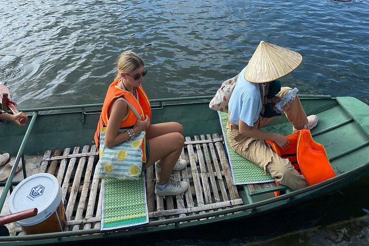 Balade pittoresque en bateau à travers des paysages karstiques et des rizières à Ninh Binh, Vietnam, photo 31 | wizardtrip