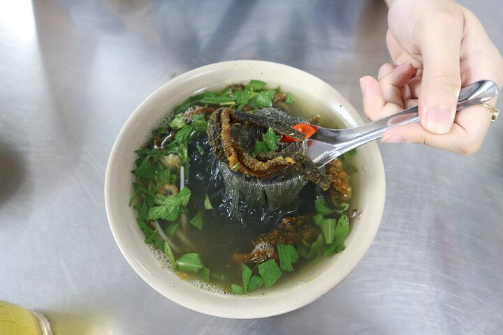 A guided street food tour in Hanoi, Vietnam, featuring local dishes and markets, photo 6 | wizardtrip
