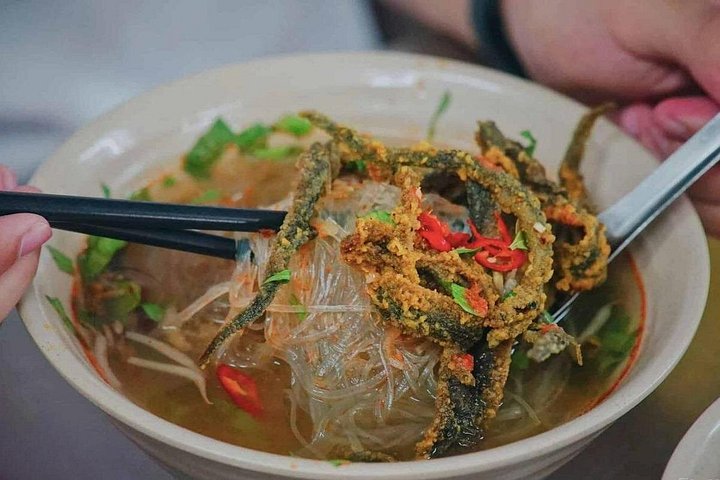A guided street food tour in Hanoi, Vietnam, featuring local dishes and markets, photo 7 | wizardtrip