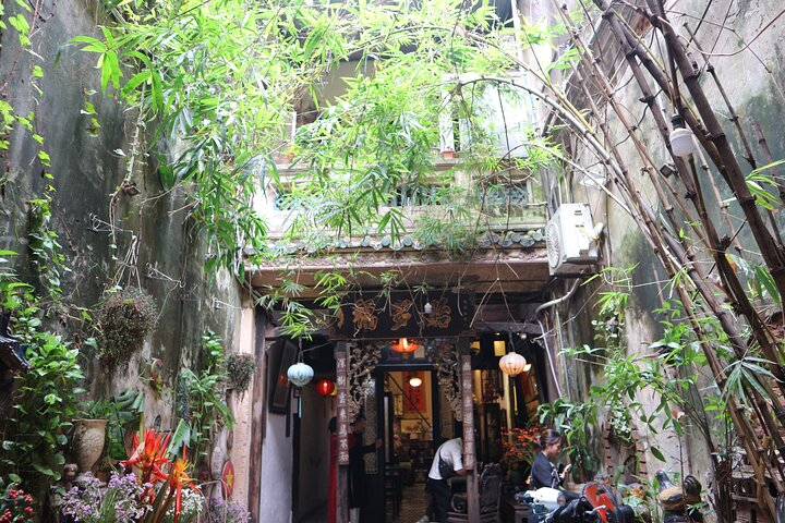 A guided street food tour in Hanoi, Vietnam, featuring local dishes and markets, photo 9 | wizardtrip
