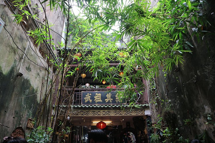 A guided street food tour in Hanoi, Vietnam, featuring local dishes and markets, photo 10 | wizardtrip