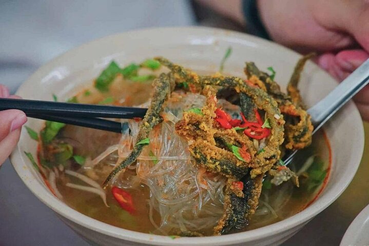 A guided street food tour in Hanoi, Vietnam, featuring local dishes and markets, photo 13 | wizardtrip