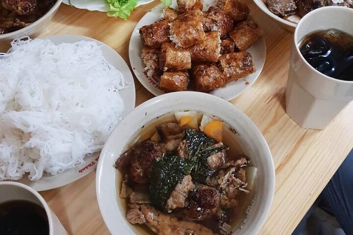 A guided street food tour in Hanoi, Vietnam, featuring local dishes and markets, photo 14 | wizardtrip