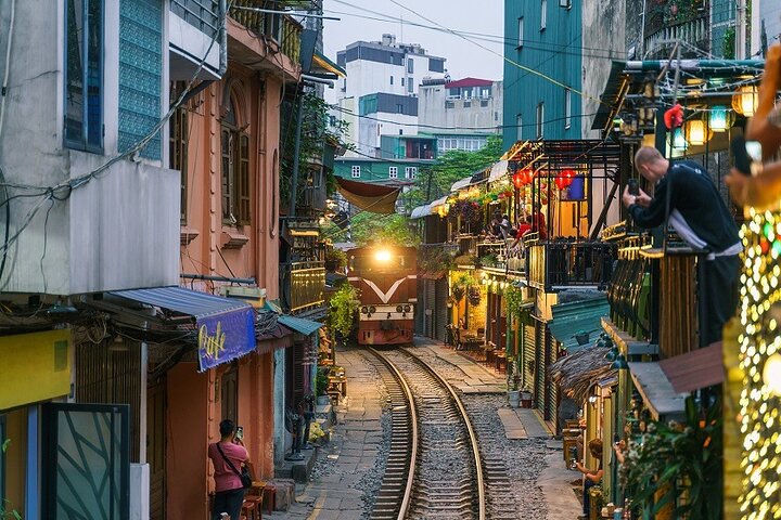 A guided street food tour in Hanoi, Vietnam, featuring local dishes and markets, photo 17 | wizardtrip