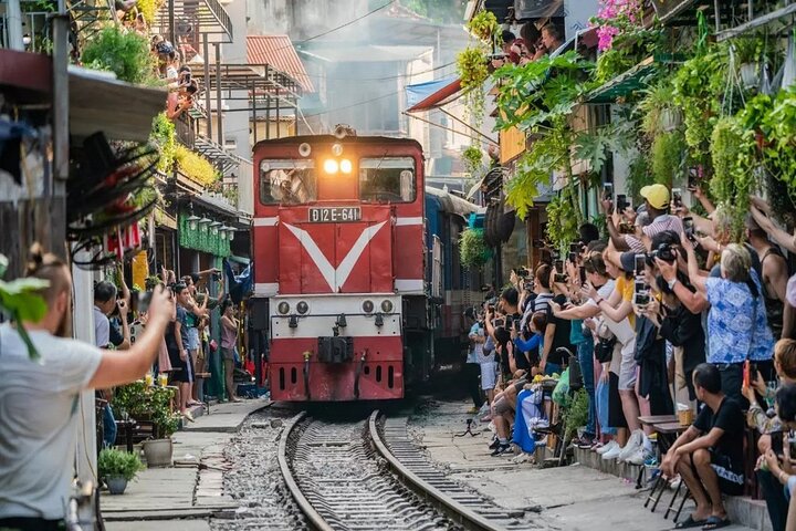 A guided street food tour in Hanoi, Vietnam, featuring local dishes and markets, photo 18 | wizardtrip