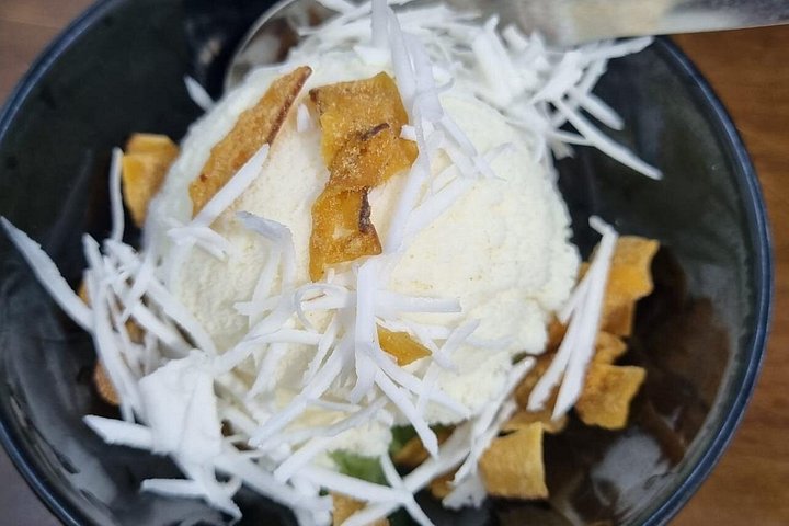 Hanoi street food tour featuring local dishes, train street, and cultural exploration, photo 6 | wizardtrip