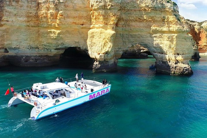 Katamaranfahrt entlang der Algarveküste, Besuch der Benagil-Höhlen von Albufeira aus, Foto 14 | wizardtrip