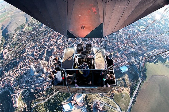 Varmluftsballon svævende over historiske Segovia eller Toledo, Spanien, ved solopgang, foto 6 | wizardtrip