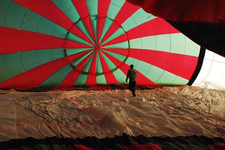 Varmluftsballon svævende over historiske Segovia eller Toledo, Spanien, ved solopgang, foto 7 | wizardtrip