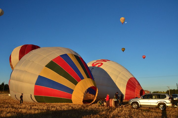 Varmluftsballon svævende over historiske Segovia eller Toledo, Spanien, ved solopgang, foto 8 | wizardtrip