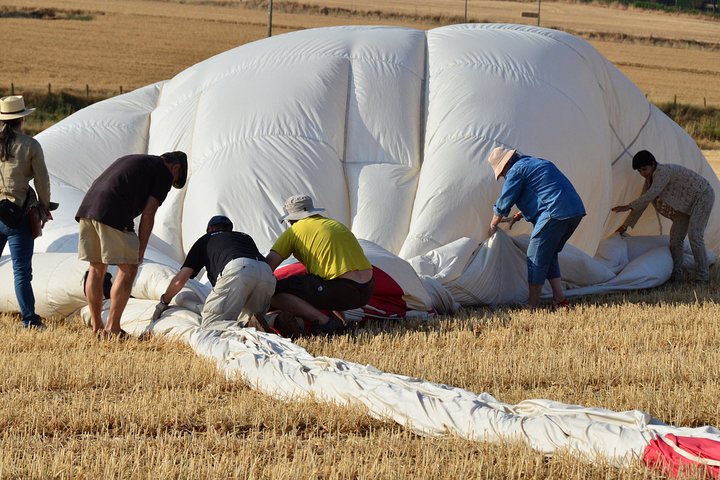 Varmluftsballon svævende over historiske Segovia eller Toledo, Spanien, ved solopgang, foto 12 | wizardtrip