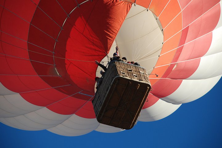 Varmluftsballon svævende over historiske Segovia eller Toledo, Spanien, ved solopgang, foto 13 | wizardtrip
