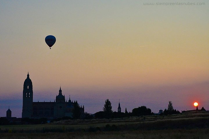 Varmluftsballon svævende over historiske Segovia eller Toledo, Spanien, ved solopgang, foto 14 | wizardtrip