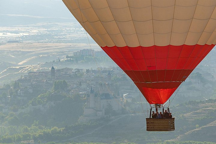 Varmluftsballon svævende over historiske Segovia eller Toledo, Spanien, ved solopgang, foto 15 | wizardtrip
