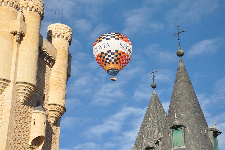Varmluftsballon svævende over historiske Segovia eller Toledo, Spanien, ved solopgang, foto 16 | wizardtrip