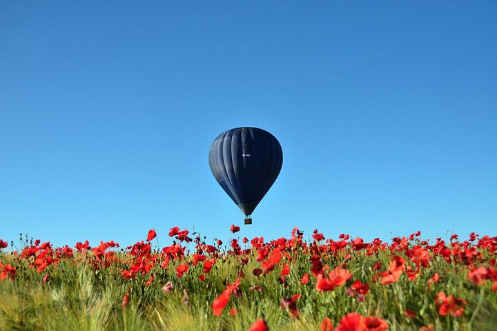 Varmluftsballon svævende over historiske Segovia eller Toledo, Spanien, ved solopgang, foto 17 | wizardtrip