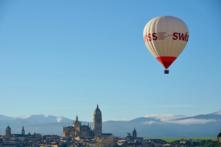 Varmluftsballon svævende over historiske Segovia eller Toledo, Spanien, ved solopgang, foto 18 | wizardtrip