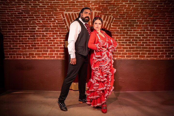 Des danseurs de flamenco passionnés interprètent l'art traditionnel espagnol dans un lieu intime à Madrid, photo 7 | wizardtrip