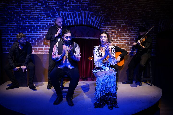 Des danseurs de flamenco passionnés interprètent l'art traditionnel espagnol dans un lieu intime à Madrid, photo 8 | wizardtrip