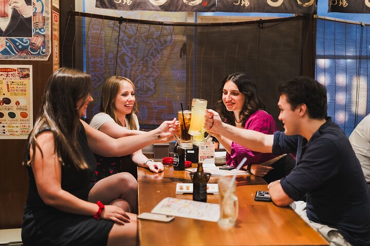 Erleben Sie Tokios pulsierendes Nachtleben und kulinarische Szene auf einer Shinjuku Izakaya Food Tour mit lokalen Gerichten und Getränken, Foto 6 | wizardtrip
