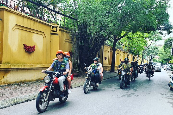 Vintage motorsykkel-tur i Hanoi som utforsker mat, kultur og byens severdigheter, foto 23 | wizardtrip