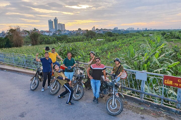 Vintage motorsykkel-tur i Hanoi som utforsker mat, kultur og byens severdigheter, foto 27 | wizardtrip