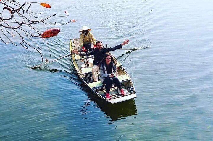 Scenic boat ride through limestone karsts and rice paddies in Ninh Binh, Vietnam, photo 7 | wizardtrip