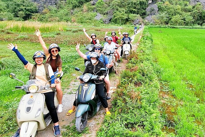 Scenic boat ride through limestone karsts and rice paddies in Ninh Binh, Vietnam, photo 8 | wizardtrip