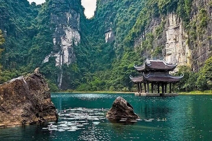 Scenic boat ride through limestone karsts and rice paddies in Ninh Binh, Vietnam, photo 9 | wizardtrip