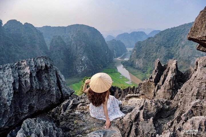 Scenic boat ride through limestone karsts and rice paddies in Ninh Binh, Vietnam, photo 10 | wizardtrip
