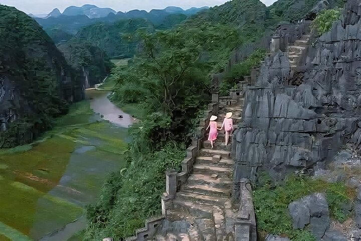 Scenic boat ride through limestone karsts and rice paddies in Ninh Binh, Vietnam, photo 11 | wizardtrip